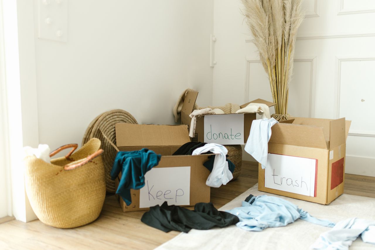 why-choose-us Cardboard boxes labeled Keep, Donate, and Trash for home decluttering.